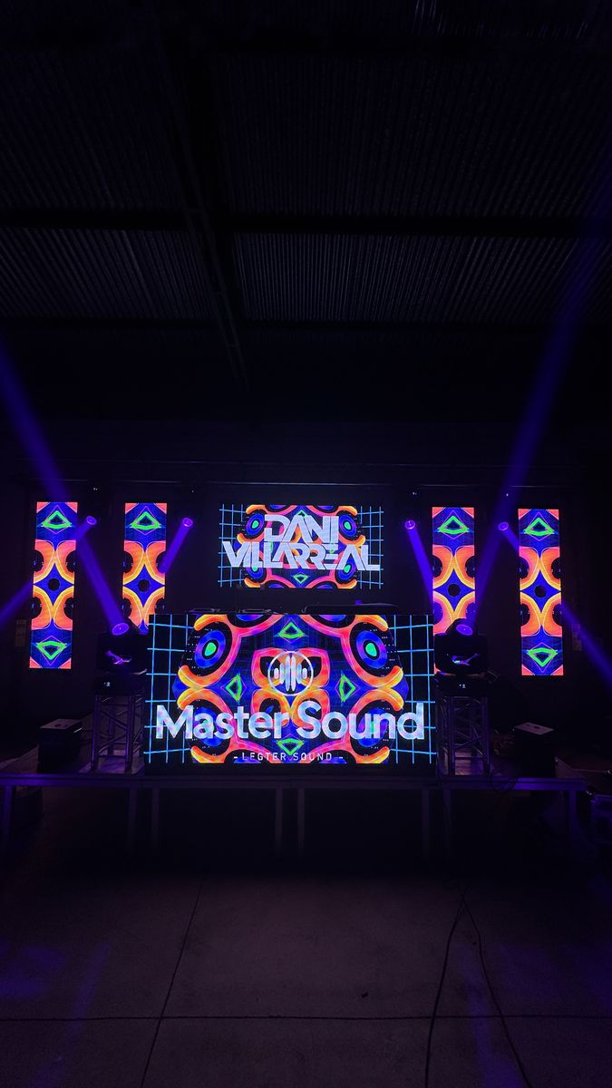 Cabina de DJ con pantalla de vídeo e iluminación de colores