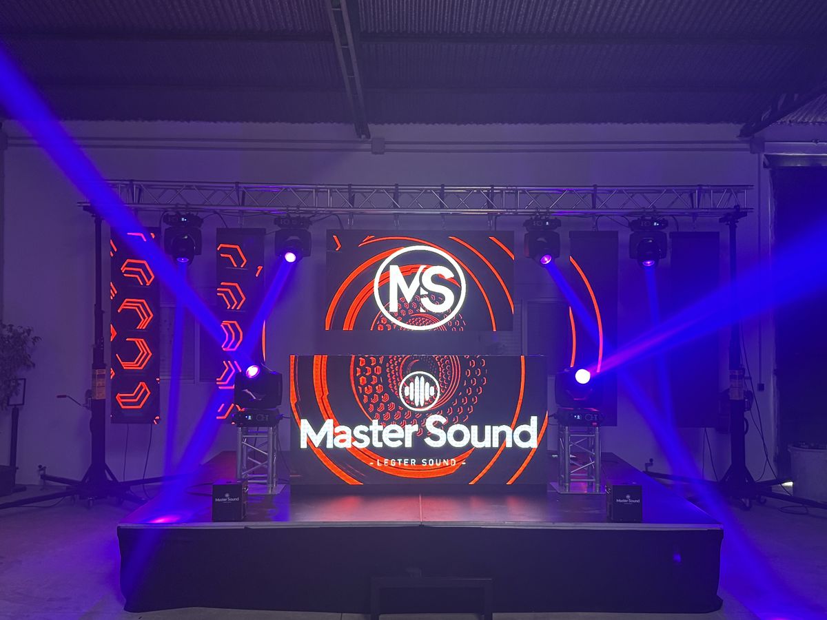 Escenario con pantalla LED del logotipo Master Sound entre haces de luz púrpura