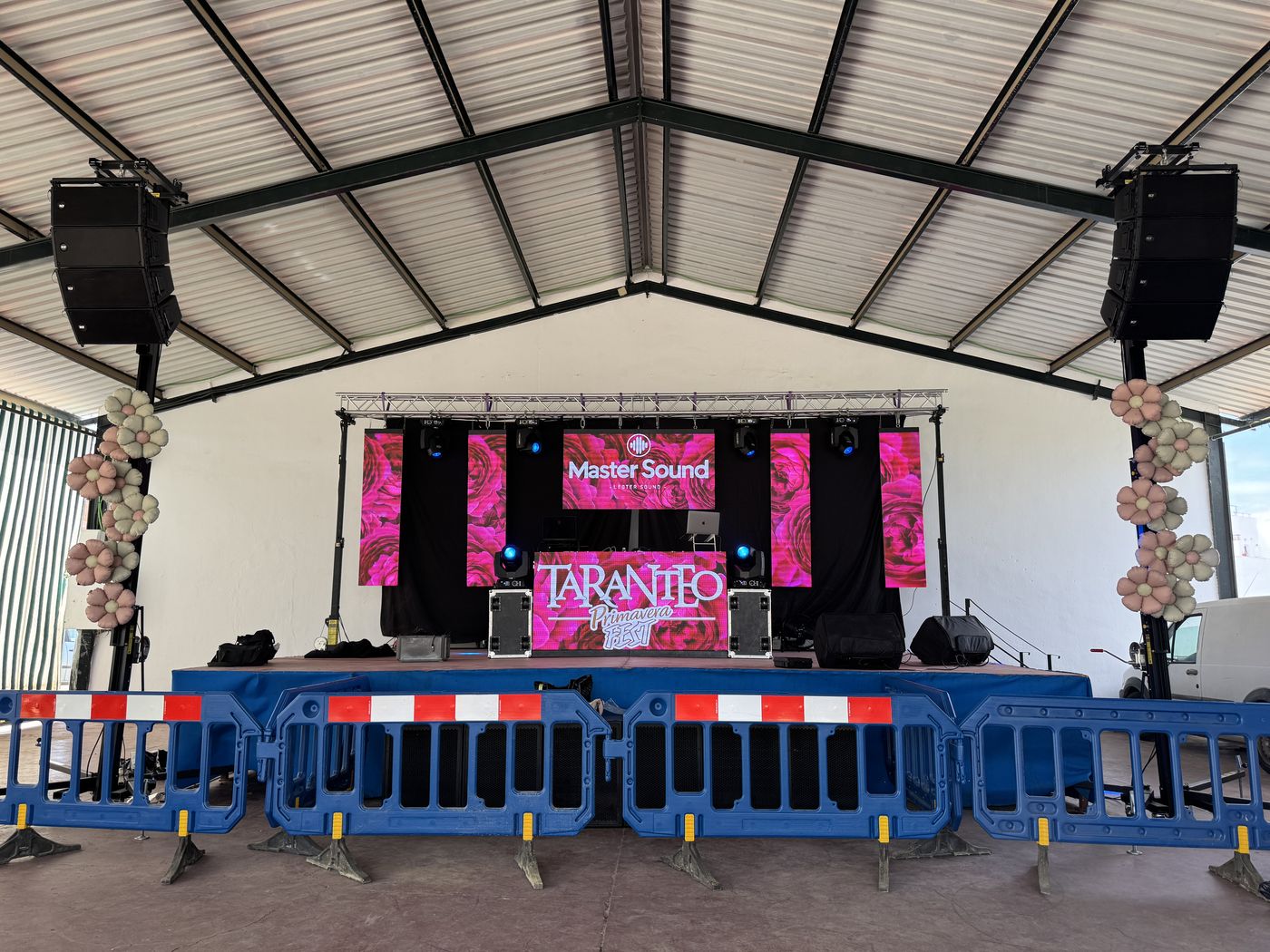 Escenario decorado con globos para un evento privado con pantalla MasterSound