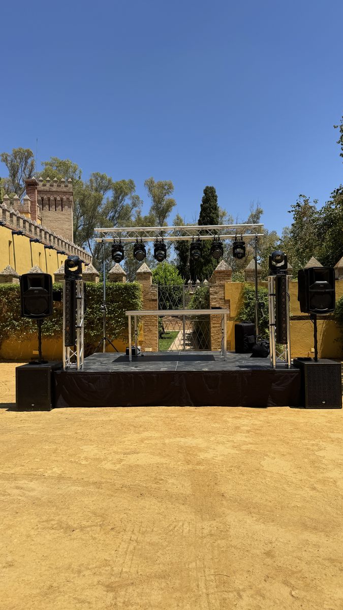 Escenario montado al aire libre en un jardín durante el día