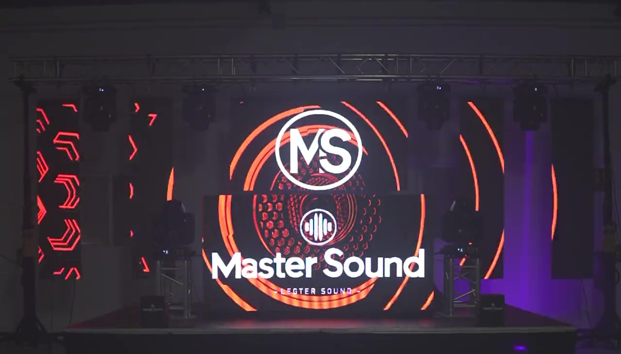 Escenario con pantalla LED del logotipo Master Sound entre haces de luz púrpura